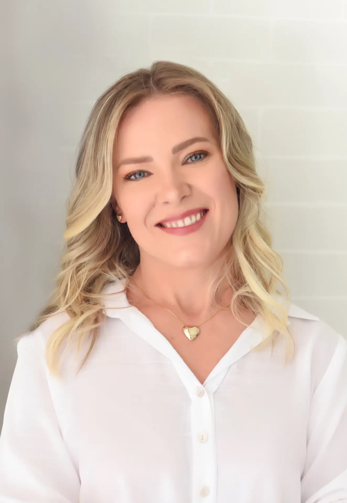 Retrato da psicóloga Adriana Klein sorrindo